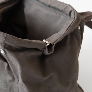 真鍮の口金が使用されており、ガバっと開くので荷物の出し入れがスムーズ(CHARCOAL GRAY) 真鍮の口金が使用されており、ガバっと開くので荷物の出し入れがスムーズ(CHARCOAL GRAY)