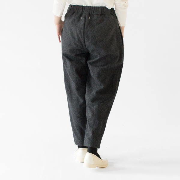 ゆったりとした丸みのあるシルエット(DGY・身長162cm) ゆったりとした丸みのあるシルエット(DGY・身長162cm)