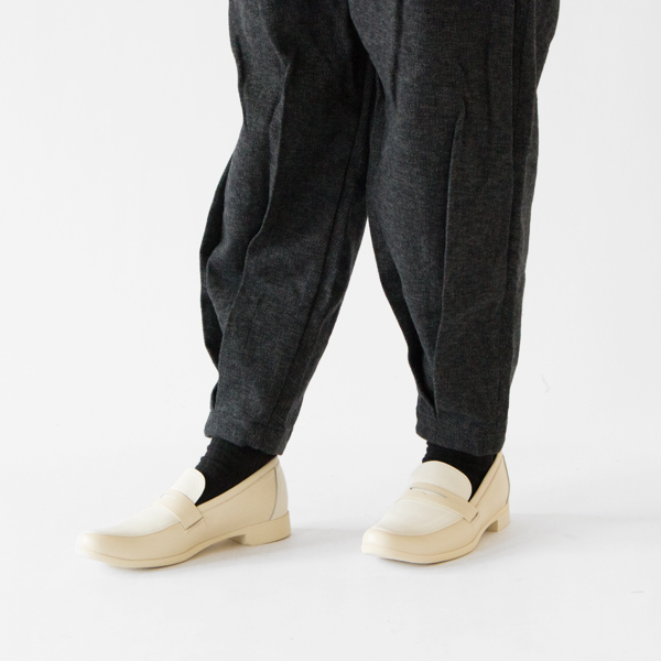 V字の大きなつまみが足元のポイントに(DGY・身長162cm) V字の大きなつまみが足元のポイントに(DGY・身長162cm)