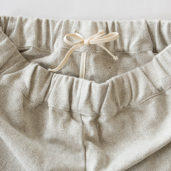 ウエストの裏側についた紐でサイズ調整可能です( WHT) ウエストの裏側についた紐でサイズ調整可能です( WHT)