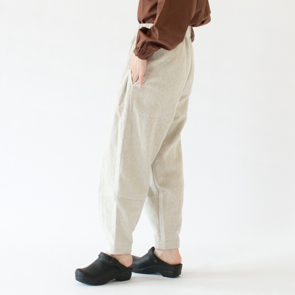 足元がキュッと引き締まった甘すぎないデザイン(WHT・身長162cm) 足元がキュッと引き締まった甘すぎないデザイン(WHT・身長162cm)