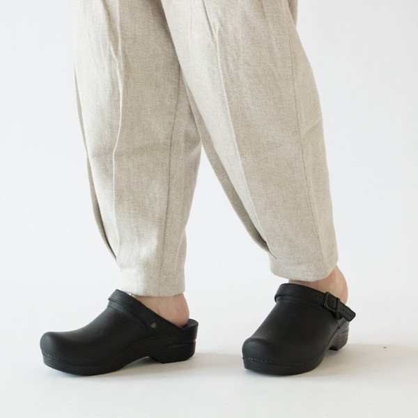 V字の大きなつまみが足元のポイントに(WHT・身長162cm) V字の大きなつまみが足元のポイントに(WHT・身長162cm)