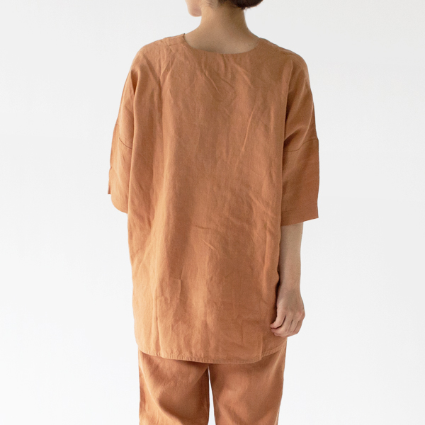 シンプルなバックスタイル(Sサイズ・身長162cm)