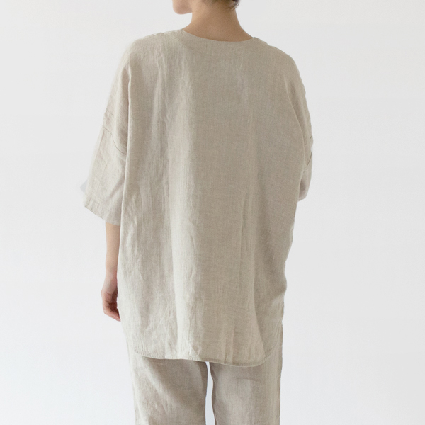 シンプルなバックスタイル(Sサイズ・身長162cm)