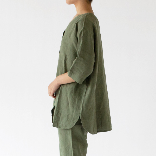 肩の落ちたゆったりとしたデザイン(Sサイズ・身長162cm) 肩の落ちたゆったりとしたデザイン(Sサイズ・身長162cm)