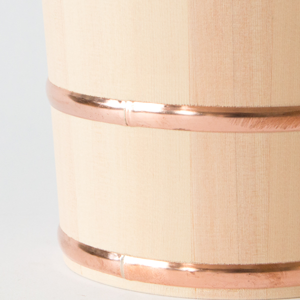 ひのきの優しい風合いに映える箍(たが) ひのきの優しい風合いに映える箍(たが)