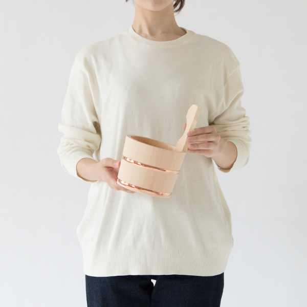 片手でさっと使えます(片手汲み桶、身長162cm) 片手でさっと使えます(片手汲み桶、身長162cm)