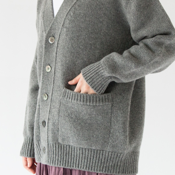 ベーシックで着回しの効くグレー(GREY)