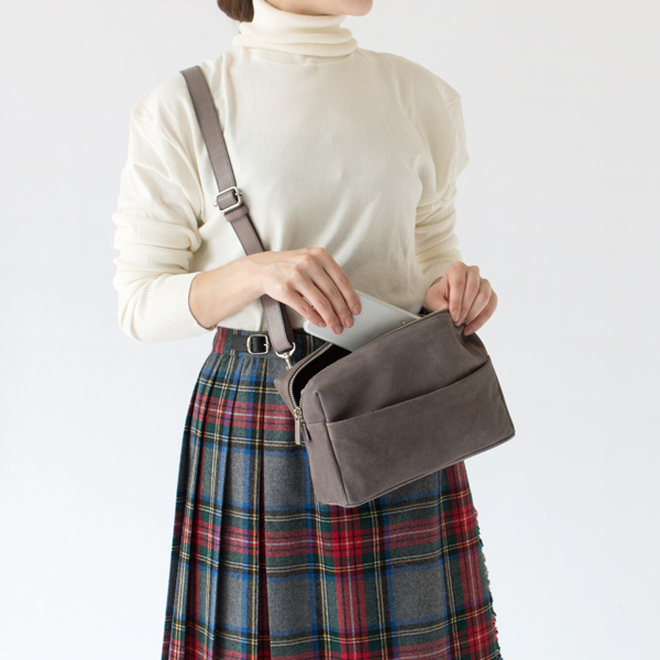 コの字型のファスナーで荷物を取り出しやすいつくりです(162cm・別注slate GRAY)