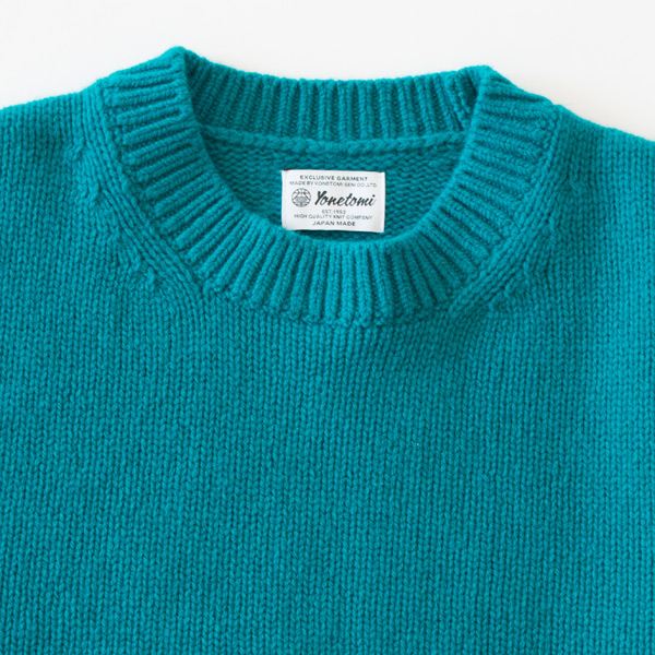 ベーシックなクルーネックニット