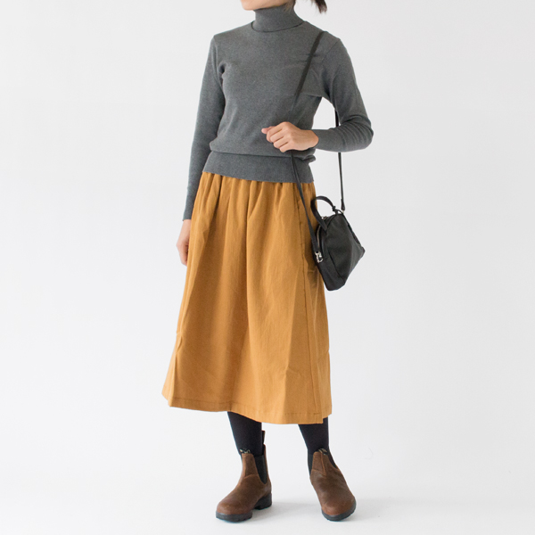ミドル丈ブーツとの相性も良い長さ(MUSTARD、身長162cm)