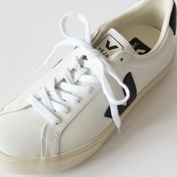 どんな服装にも合わせやすい、使い勝手の良い一足です