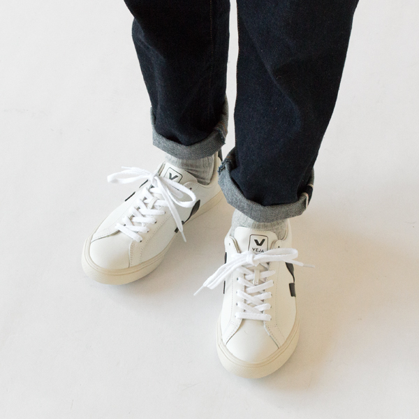 VEJA（ベジャ）の定番シリーズ「ESPLAR」の1足です