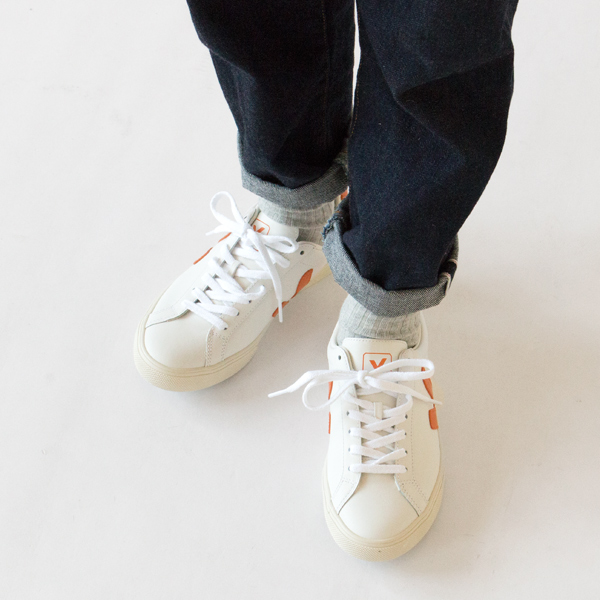 VEJA（ベジャ）の定番シリーズ「ESPLAR」の1足です