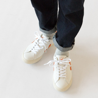 VEJA(ベジャ)の定番シリーズ「ESPLAR」の1足です VEJA(ベジャ)の定番シリーズ「ESPLAR」の1足です