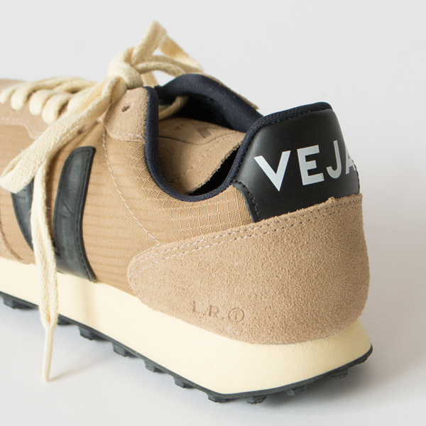 落ち着きのあるベージュと、印象を引き締めるブラックが組み合わさったスニーカーです 落ち着きのあるベージュと、印象を引き締めるブラックが組み合わさったスニーカーです