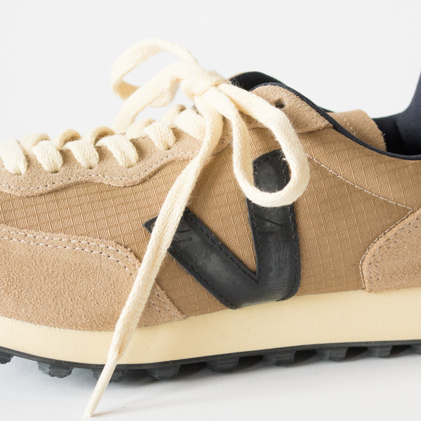 落ち着きのあるベージュと、印象を引き締めるブラックが組み合わさったスニーカーです 落ち着きのあるベージュと、印象を引き締めるブラックが組み合わさったスニーカーです