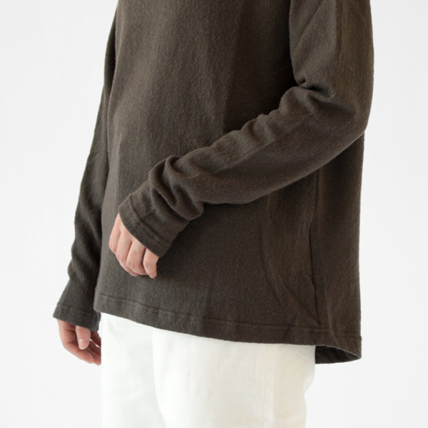 前後の着丈に緩やかな差があります(G.OLIVE、身長162cm)