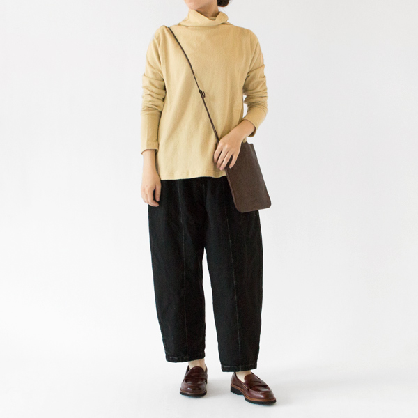 ゆったりとしたワイドパンツと合わせてもすっきりとした印象に(SMOKY YELLOW、身長162cm)