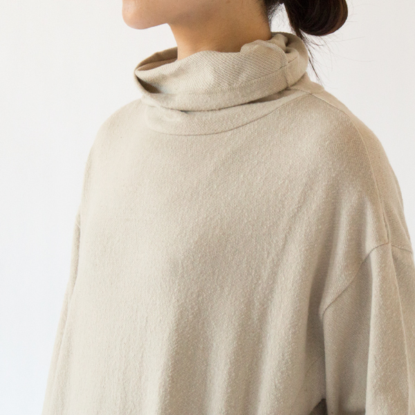 くしゅくしゅとした可愛いネック(GRAIGE、身長162cm)