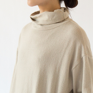 くしゅくしゅとした可愛いネック(GRAIGE、身長162cm) くしゅくしゅとした可愛いネック(GRAIGE、身長162cm)