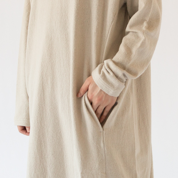 両脇についた実用的なポケット(GRAIGE、身長162cm)