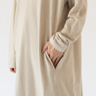 両脇についた実用的なポケット(GRAIGE、身長162cm) 両脇についた実用的なポケット(GRAIGE、身長162cm)