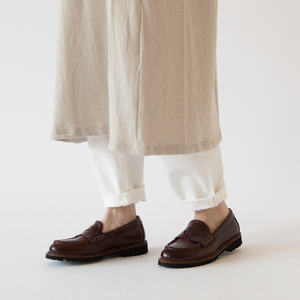 着心地が軽いので重ね着にも向いています(GRAIGE、身長162cm)