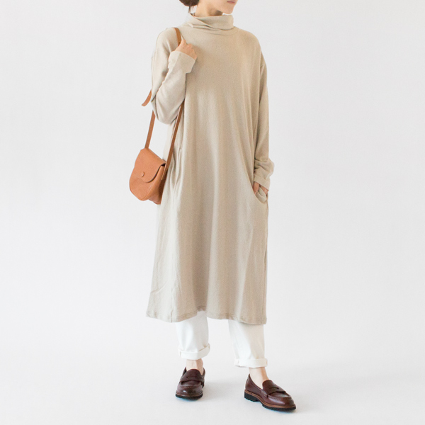 パンツと合わせてもこなれ感を出してくれます(GRAIGE、身長162cm)