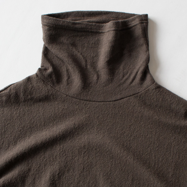 首元まで温かいハイネック仕様(G.OLIVE)