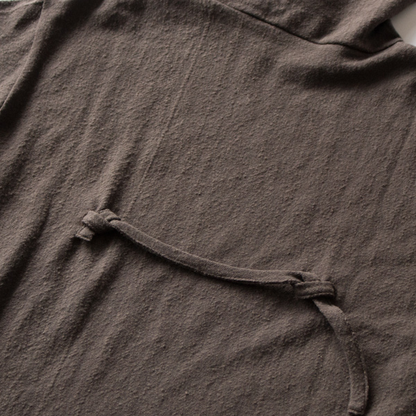 後ろ身頃にリボンがついています(G.OLIVE)