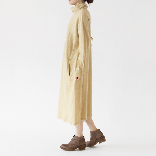 一枚でもカジュアルに着こなせるハイネックワンピース(SMOKY YELLOW、身長162cm)
