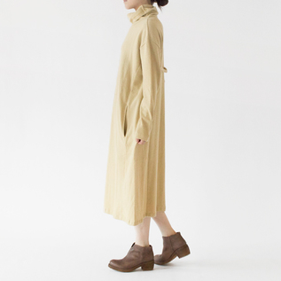 一枚でもカジュアルに着こなせるハイネックワンピース(SMOKY YELLOW、身長162cm) 一枚でもカジュアルに着こなせるハイネックワンピース(SMOKY YELLOW、身長162cm)