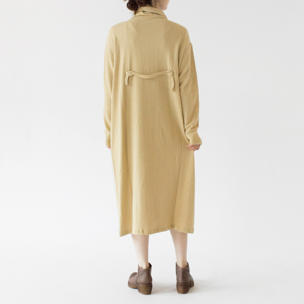 後ろ身頃のリボンがアクセントに(SMOKY YELLOW、身長162cm)