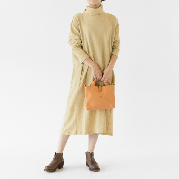 一枚でもさらっと着こなせます(SMOKY YELLOW、身長162cm)