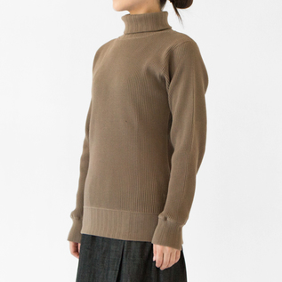 KHAKI、身長162cm KHAKI、身長162cm