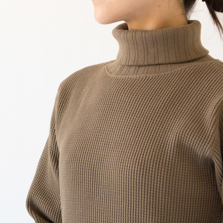 ボリューム感のある首回り(KHAKI) ボリューム感のある首回り(KHAKI)