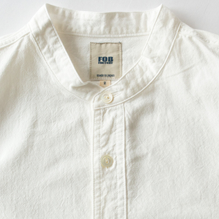 首元をすっきりとした印象にみせるバンドカラー(WHITE)