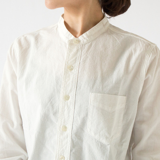 首元をすっきりとした印象にみせるバンドカラー(身長162cm・WHITE S)