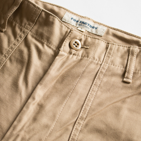 1950年代アメリカ軍のファティーグパンツをベースとしたデザイン(KHAKI S)