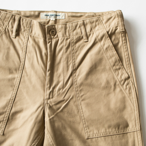 1950年代アメリカ軍のファティーグパンツをベースとしたデザイン(KHAKI S)
