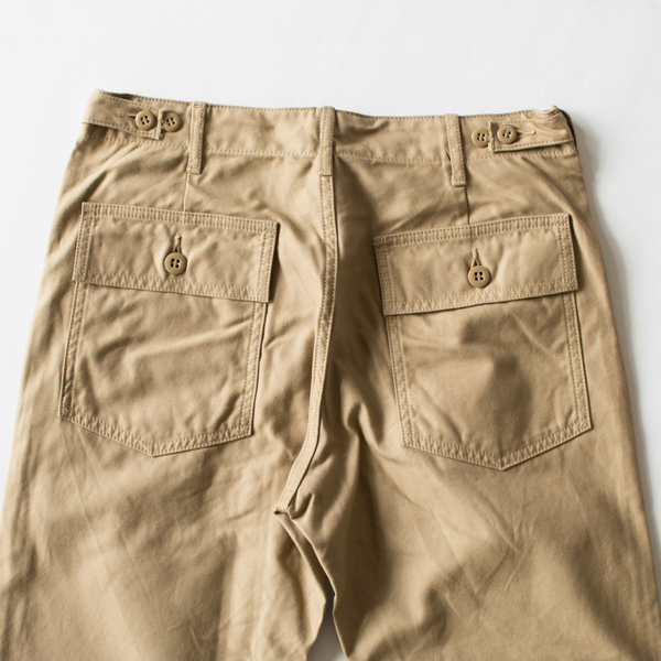1950年代アメリカ軍のファティーグパンツをベースとしたデザイン(KHAKI S)