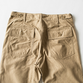 1950年代アメリカ軍のファティーグパンツをベースとしたデザイン(KHAKI S) 1950年代アメリカ軍のファティーグパンツをベースとしたデザイン(KHAKI S)