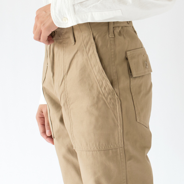 1950年代アメリカ軍のファティーグパンツをベースとしたデザイン(KHAKI S)