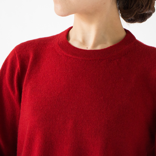 開きすぎない首周りで安心感があります(RED) 開きすぎない首周りで安心感があります(RED)