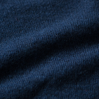 カシミヤ100%の生地よりも扱いやすく普段使いしやすい素材(NAVY)