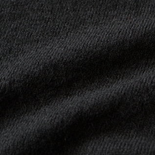 カシミヤ100%の生地よりも扱いやすく普段使いしやすい素材(BLACK)