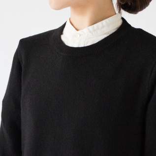シャツとのレイヤードもすっきり(BLACK)