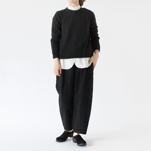 ホワイトのシャツをアクセントにしたカジュアルなスタイル(BLACK、身長162cm) ホワイトのシャツをアクセントにしたカジュアルなスタイル(BLACK、身長162cm)