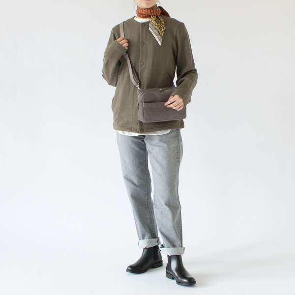 斜めがけしてもバッグの形が崩れないデザイン(162cm・別注slate GRAY)